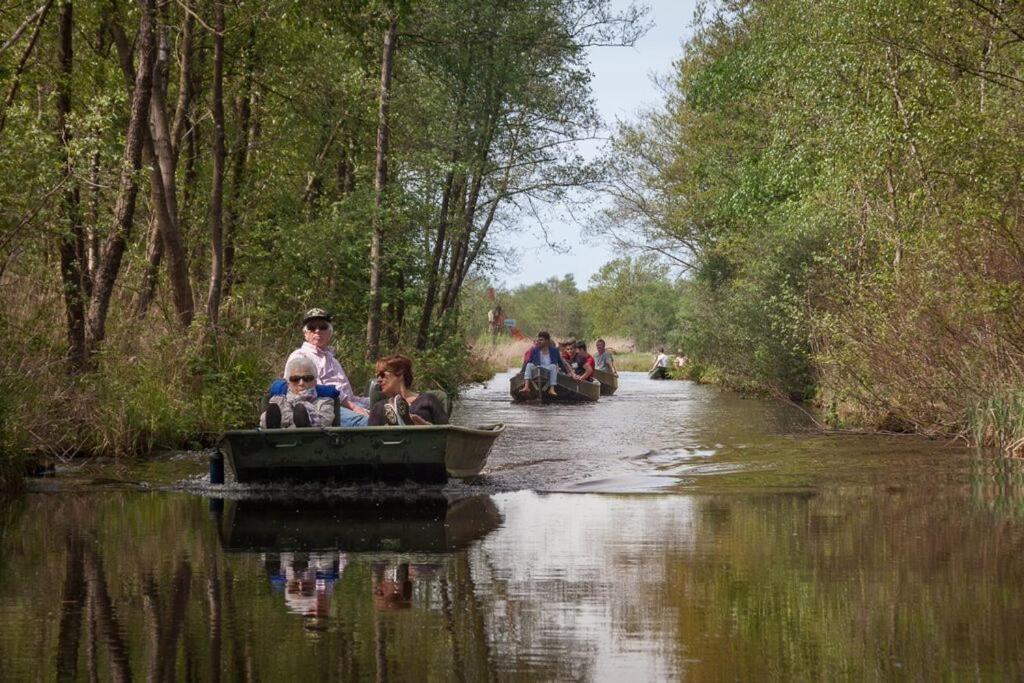 Vakantiepark Eigen Wijze Bant Bagian luar foto