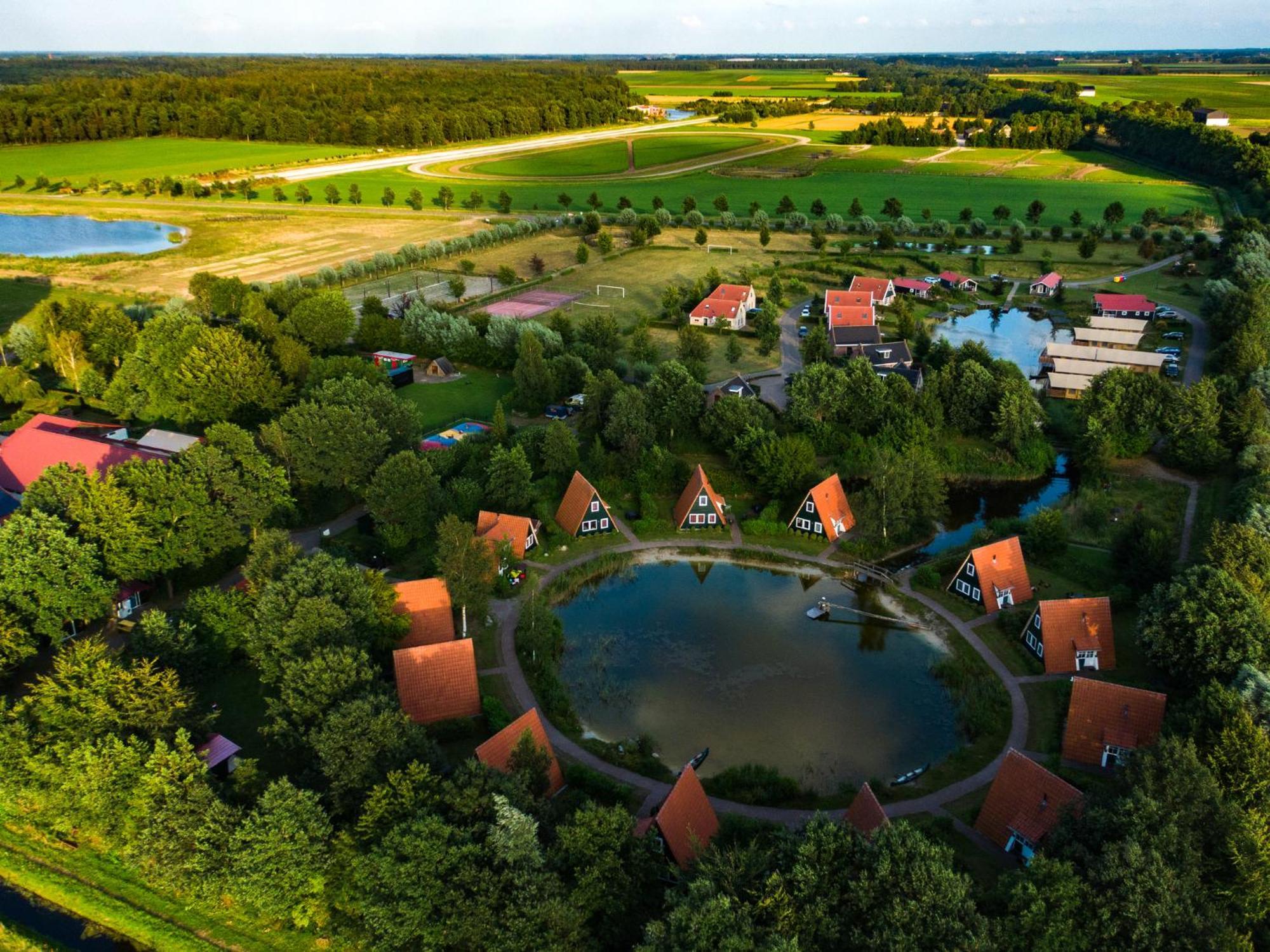 Vakantiepark Eigen Wijze Bant Bagian luar foto
